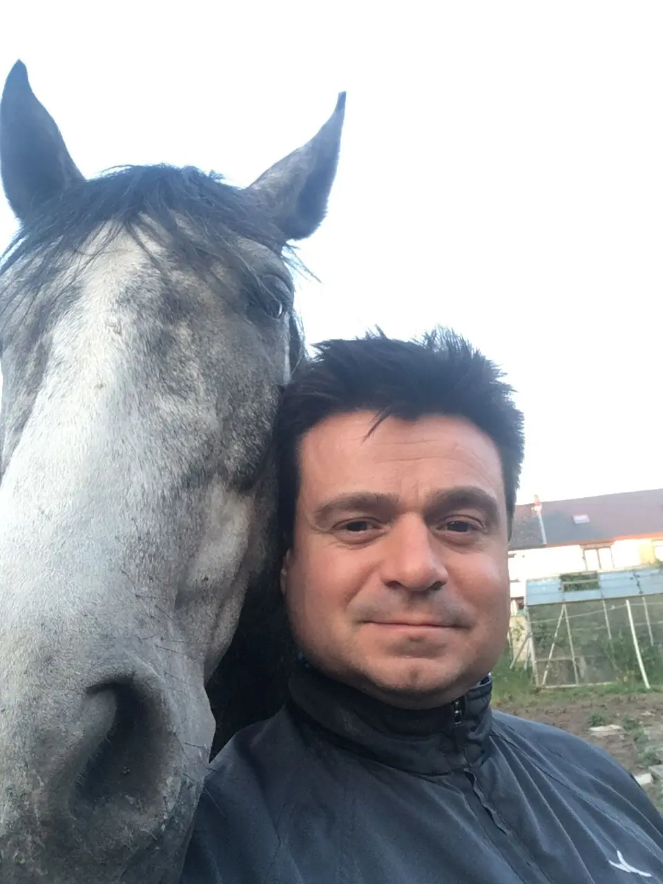 Clémento Lonardo, joue contre joue avec Elvis, son cheval gris